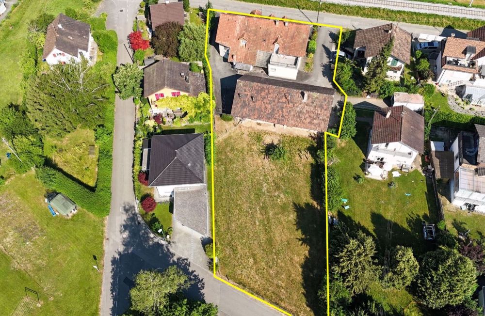 1'824 m2 Bauland mit zwei grossen, bestehenden Gebäuden - Bild 1