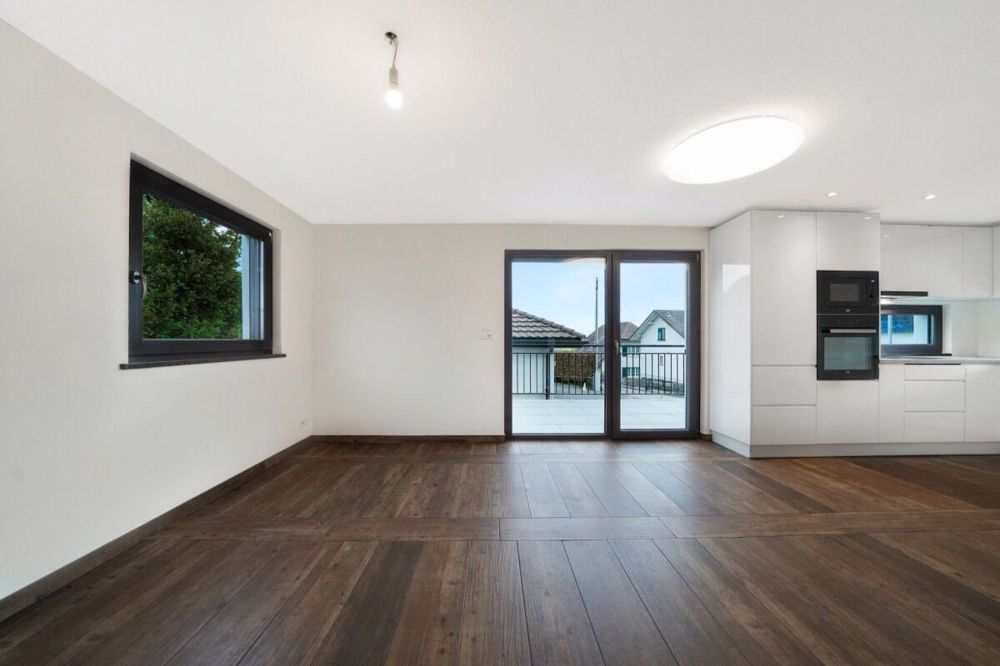 Neuwertiges Doppeleinfamilienhaus mit Einliegerwohnung und grossem Carport - Bild 3