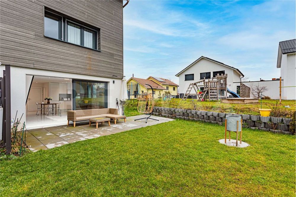 Parfaite pour votre petite famille! Jolie villa mitoyenne de 4,5 pièces, MINERGIE et faibles charges - Bild 1