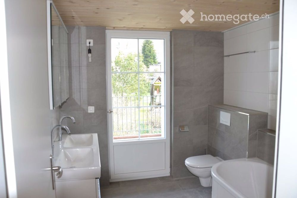 3-Generationen-Haus, 7-Zi.+2-Zi.+Garten, edel, modern & chic restauriert,sehr hell,alles bio - Badezimmer (zusätzlich zu 2 Dusch/WC-Räumen und GästeWC): überall Tageslicht.