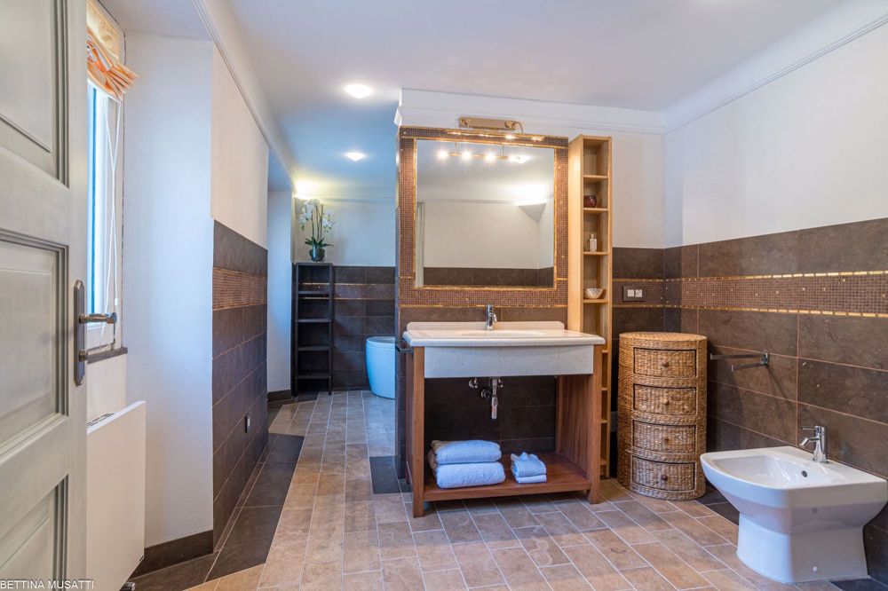 PONTE TRESA – SEEBLICK, ZWEI SCHRITE VOM BAHNHOF UND VON DER GRENZE ZU ITALIEN - Bild 8