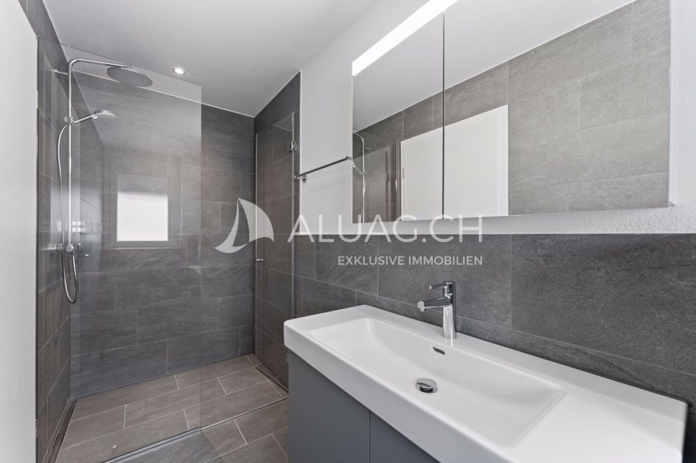 ATTRAKTIVE 4.5 ZIMMER IM JURAPARADIES - Moderne Nasszelle mit Regendusche und exklusiver Ausstattung für maximalen Komfort