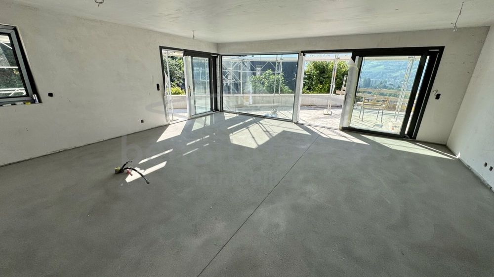 Neue 4,5-Zimmer-Wohnung mit Garten von 409 m2 / Gravelone - Salon