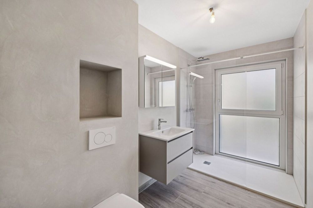 Appartement neuf de 2.5 pièces avec grand jardin et terrasses - Salle de douche / Duschraum / Shower room