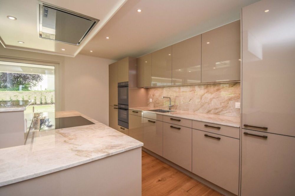 Moderne 4.5-Zimmer-Garten-Wohnung mit grosszügigem Umschwung - Küche