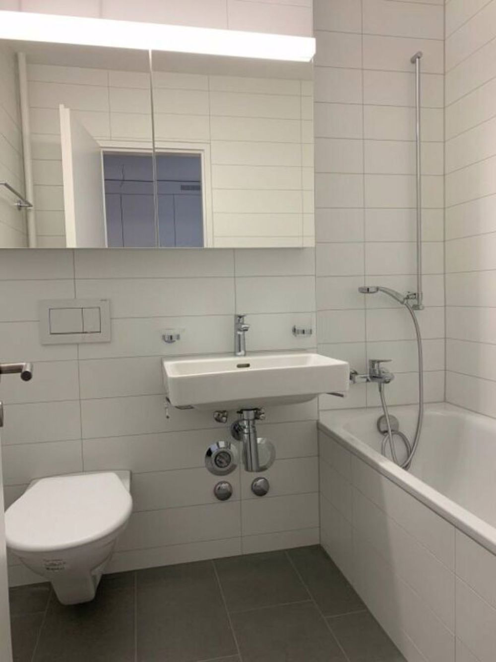Erstbezug unserer neu sanierten 3.5 Zimmerwohnungen! - Bad mit Badewanne