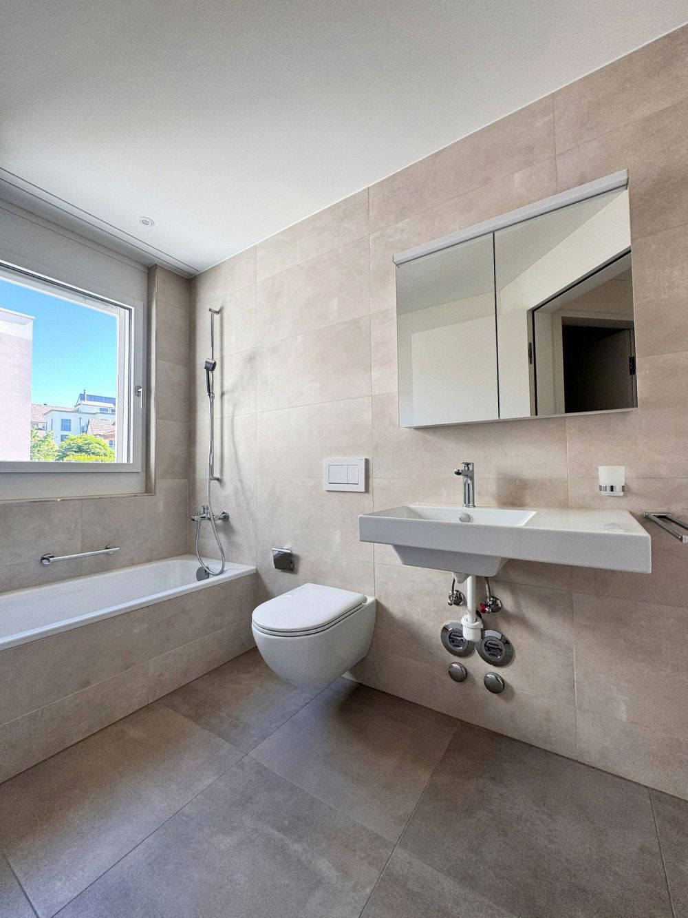 Hochwertige Neubauwohnung im Eigentumsstandard an zentraler Lage in Oerlikon - Separates Badezimmer