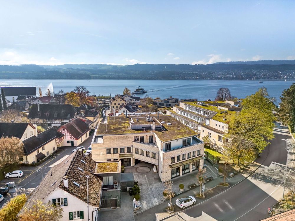 ERSTBEZUG NACH KOMPLETTSANIERUNG AN ZENTRALER LAGE IN MEILEN - ATTIKAWOHNUNG NAHE DEM ZÜRICHSEE - Bild 1