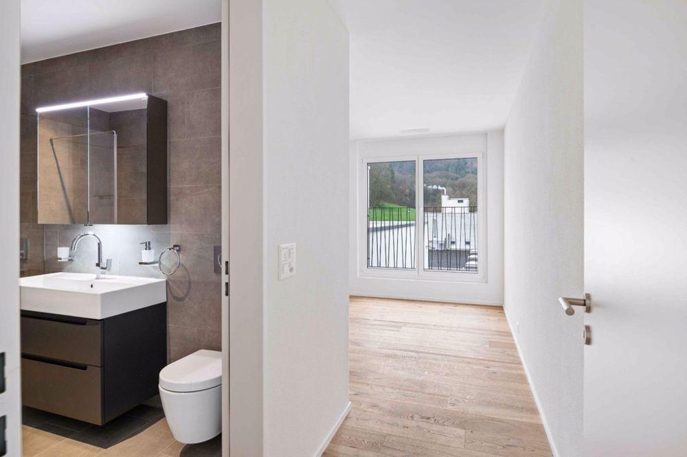 EXKLUSIVE ATTIKAWOHNUNG IN BADEN - NUR 30 MINUTEN BIS HB-ZÜRICH - 4.5_ZWG_Bahn_EZ-Bad.jpeg