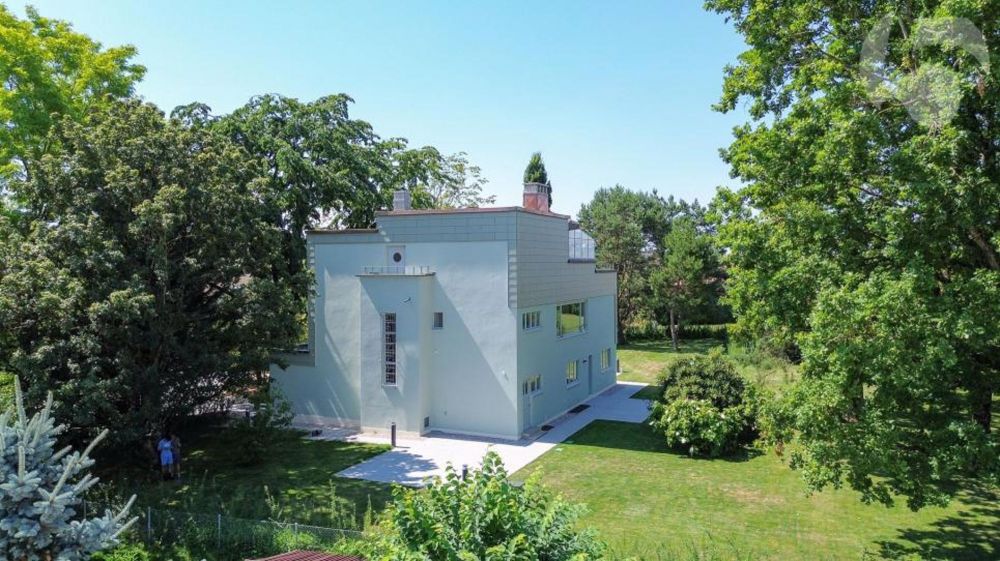 Prächtige 3,5-Zimmer-Wohnung im Erdgeschoss einer Architekten-Villa mit privatem Garten (Rasenmäher-Roboter, automatische Bewässerung) und Bahnhof LEB vor Ort. - Parcelle magnifiquement arborisée (Ormes, pins, chênes, cerisiers japonais, cornouiller Florida, rhododendron, hortensia, érable japonais). Avec 3 terrasses et chemin dallé faisant le tour de la propr