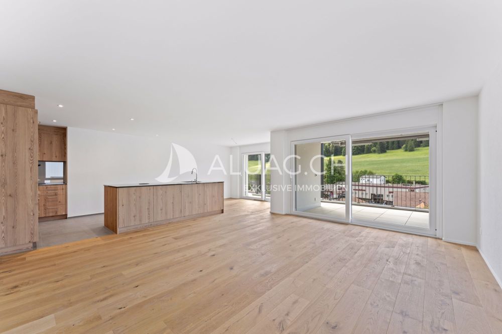 NEUBAU HIGHLIGHT - 4.5 ZIMMER MIT BALKON - Lichtdurchfluteter Wohn- und Essbereich mit Fensterfront und direktem Zugang zum Balkon