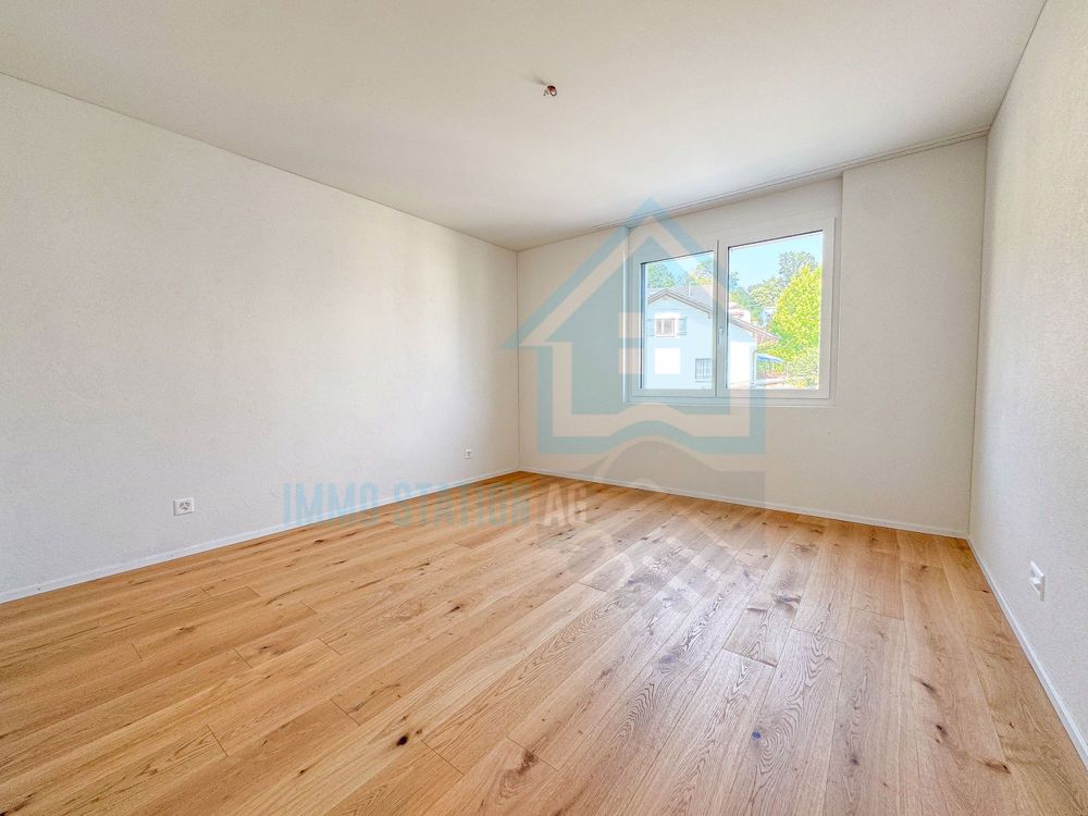 Exklusive 3.5-Zimmer-Neubau Gartenwohnung - modern, hell und zentral - Zimmer 1 (Praktische (Praktische Musterbilder - komplett mit Fliesen versehen)