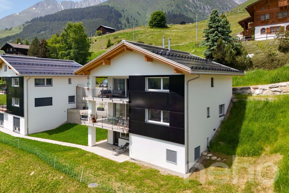 Moderne 3.5-Zimmer-Dachwohnung mit atemberaubender Aussicht in Rueras - Bild 1