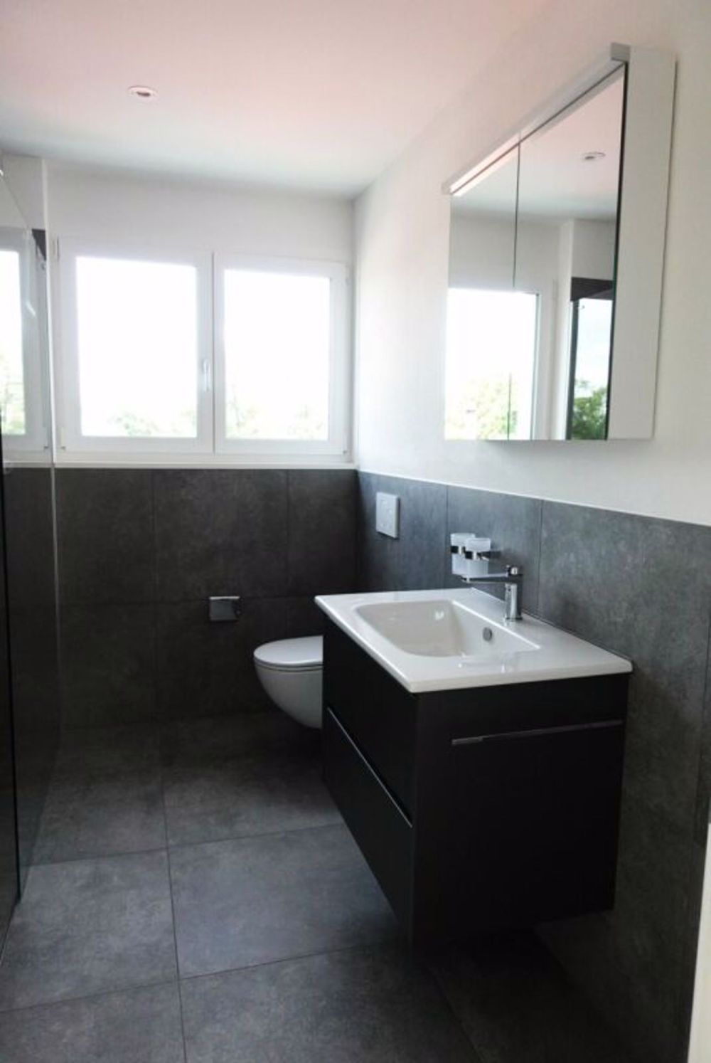 2.5 Zimmer Attikawohnung mit Fernsicht in Derendingen - Modernes Badezimmer