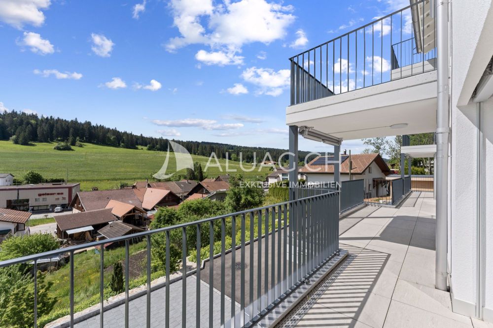 3.5 ZIMMER - SONNIG UND ÜBER DEM NEBEL - Von allen Zimmern zugänglicher Balkon