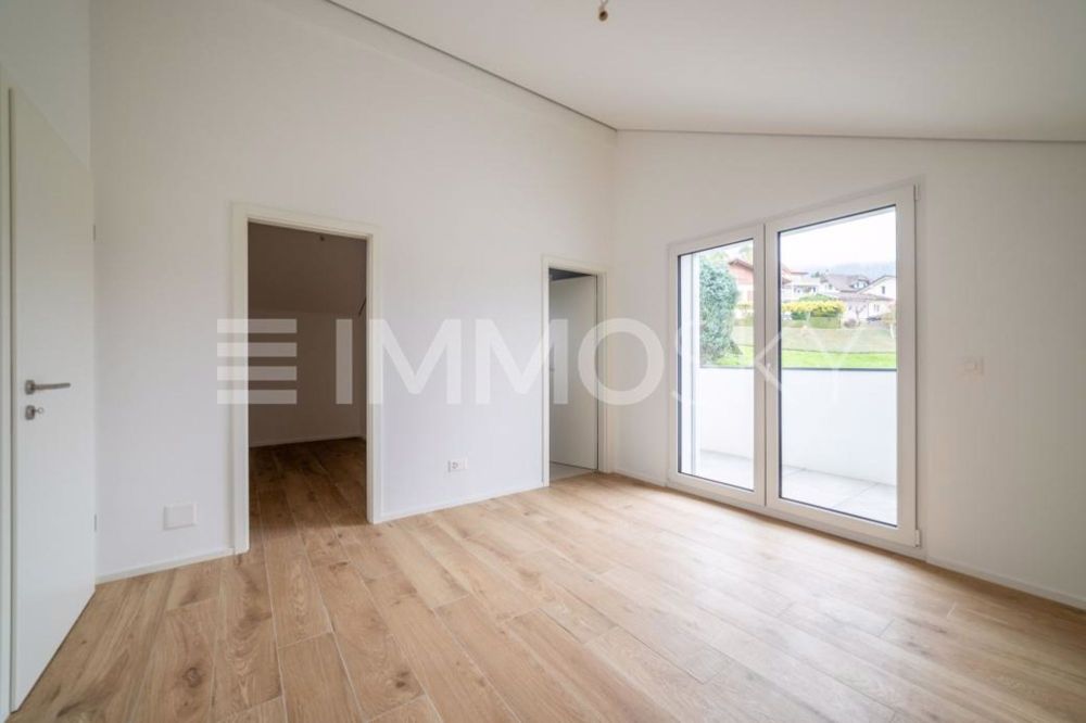 Einfamilienhaus | 1737, Plasselb - Schlafzimmer mit seperater Garderobe und Badezimmer