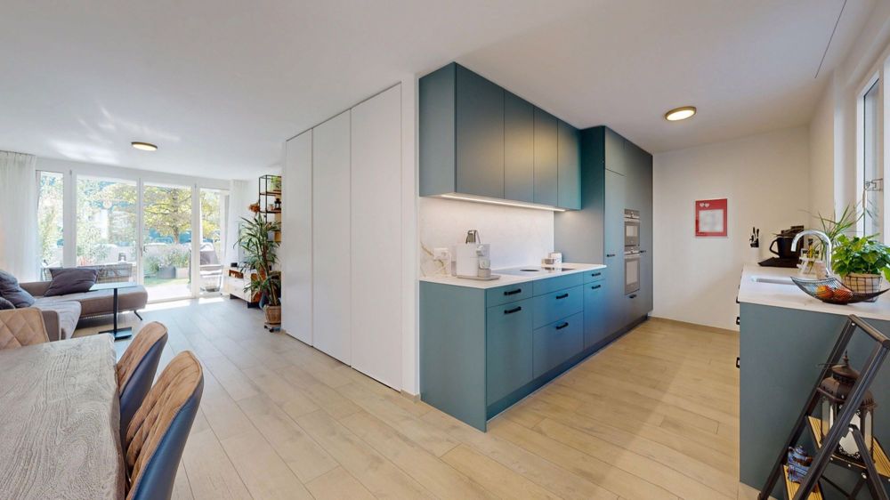 Moderne 3.5-Zimmer-Gartenwohnung mit Einstellhallenplatz - Wohnen / Essen / Küche