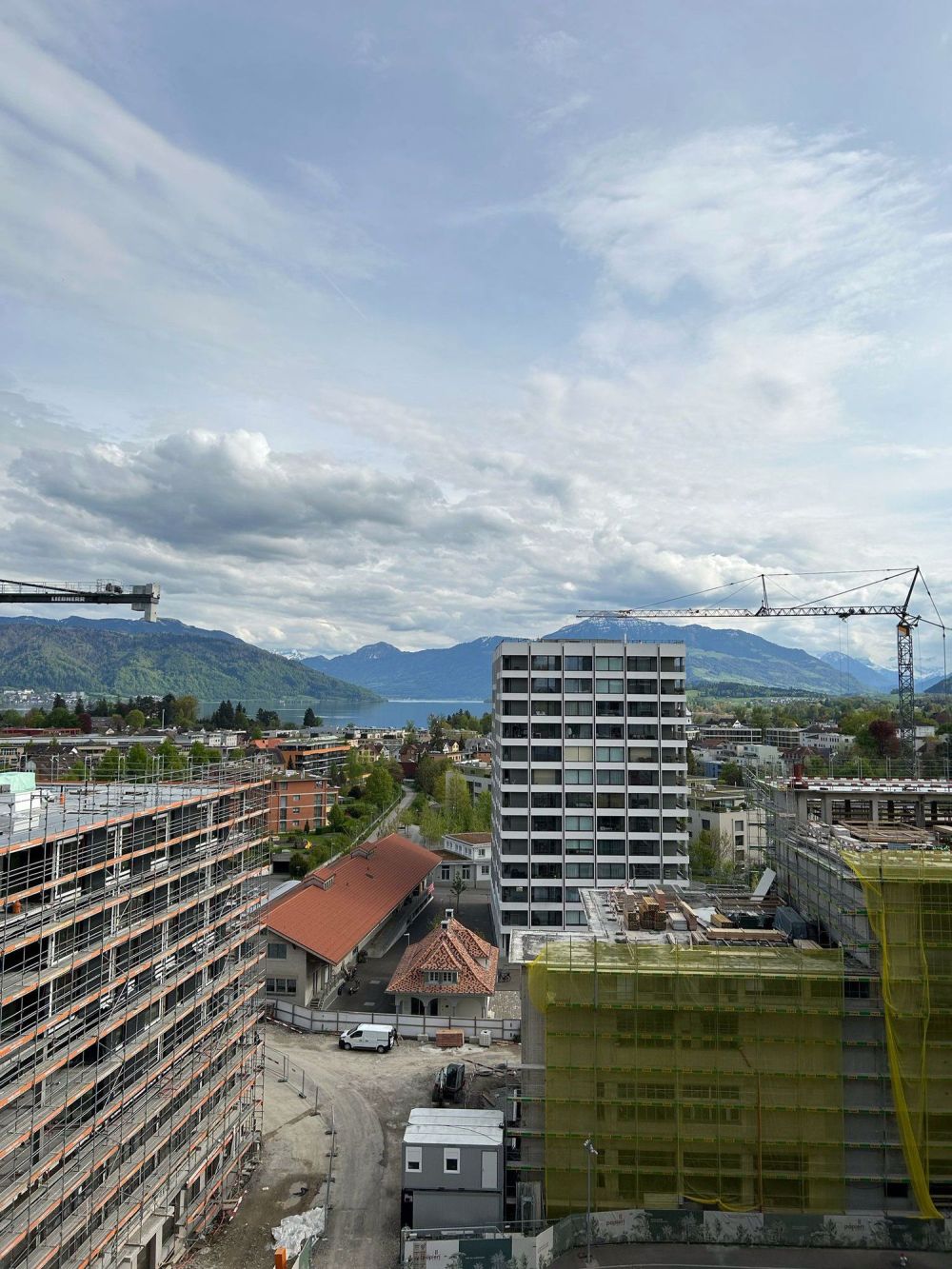 Erstvermietung einer 3.5-Zimmer-Wohnung im 9. OG mit See- und Bergblick - Bild 1