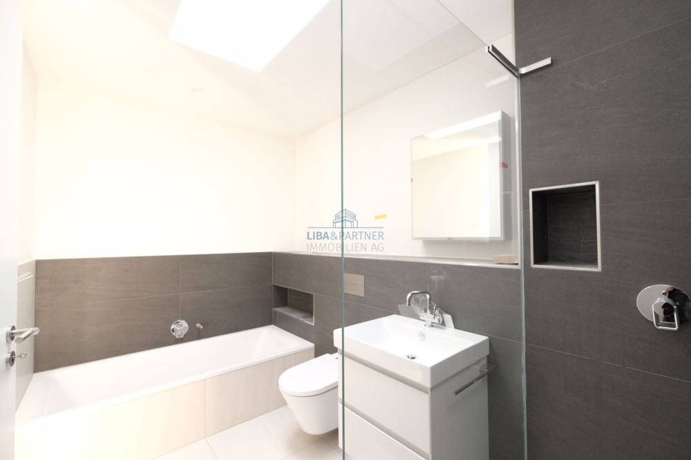 Badezimmer mit Dusche und Badewanne / Bathroom with bathtub
