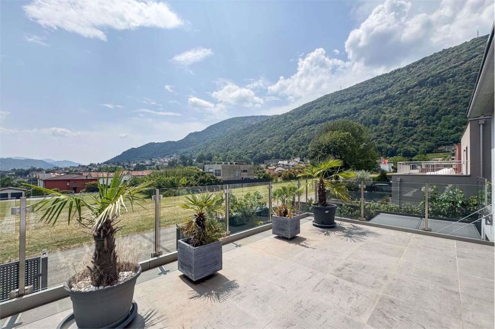 Villa moderna con piscina salina e finiture di pregio - Bild 1