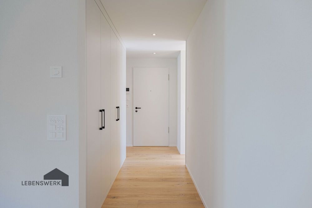 Modern Living - Licht und Lebensfreude am Wiibärg, Kreuzlingen TG - Ein heller Eingangsbereich mit viel Stauraum, hier beginnt das gute Gefühl von Ankommen