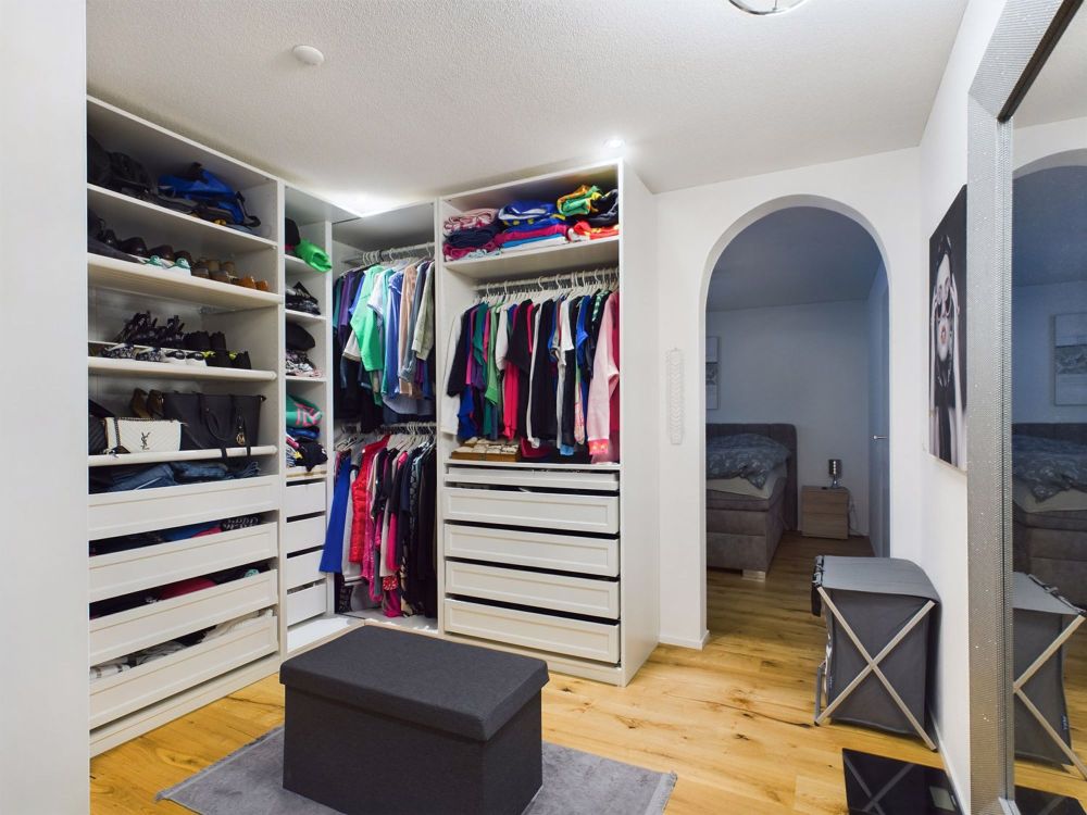 Neuwertige Attikawohnung mit 152 m² Terrasse, Privatlift und Whirlpool - Bild 11