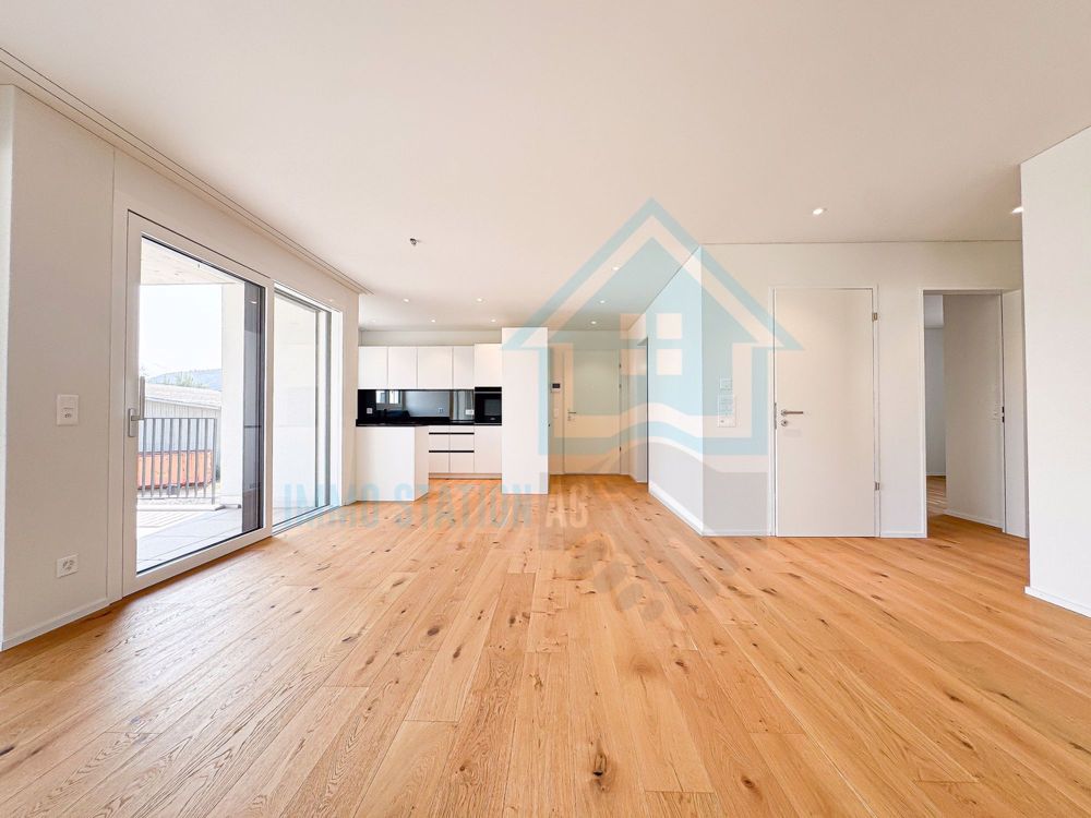 Exklusive 3.5-Zimmer-Neubau Gartenwohnung - modern, hell und zentral - Wohnen/Essen/Küche (Praktische Musterbilder - komplett mit Fliesen versehen)