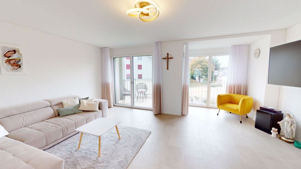 Sehr grosszügiges Haus mit 7.5 Zimmer und über 200m2 Nettowohnfläche - Wohnzimmer OG