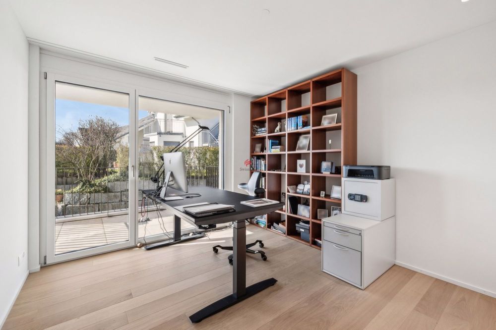 Neuwertige luxuriöse Wohnung - Drittes Schlafzimmer, welches aktuell als Büro genutzt wird