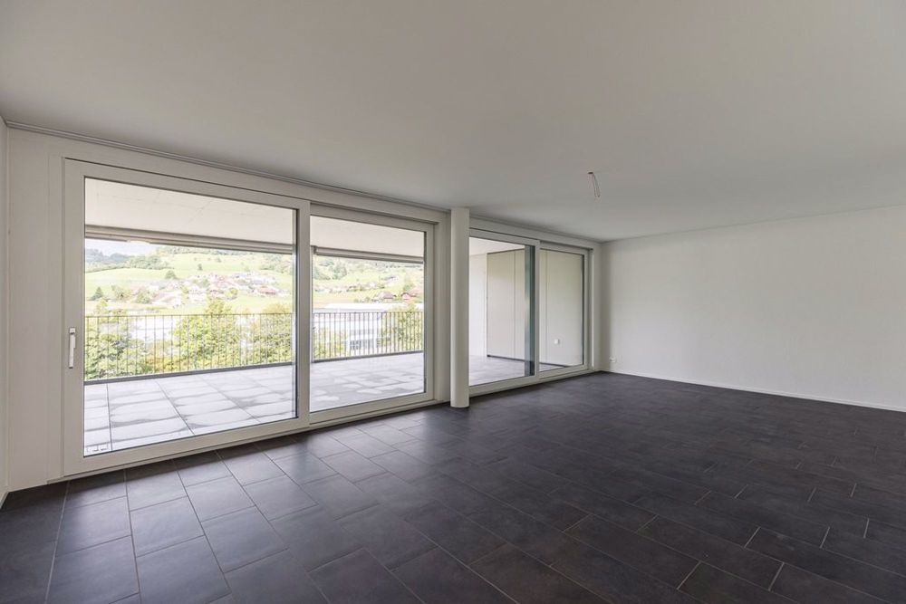 4 ½ Zimmer-Wohnung, 5726 Unterkulm - 123-10-0401_Wohnzimmer_mit_Balkon.jpg