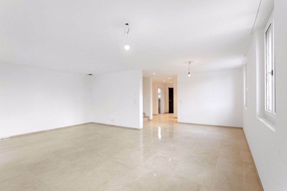 Modernes, brandneues Einfamilienhaus mit Aussicht - Sicht gegen den Eingang