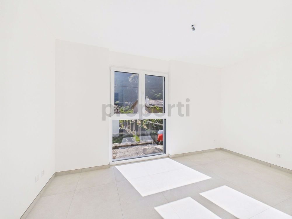 Neue 4.5-Zimmer-Wohnung im EG in Avegno - Image 7