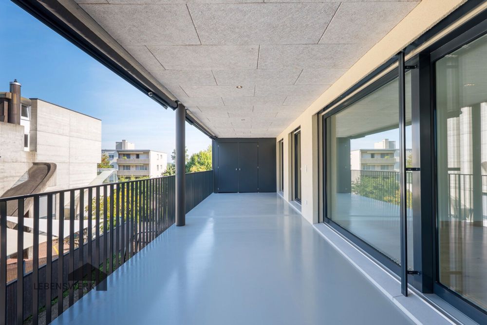 Modern Living - Licht und Lebensfreude am Wiibärg, Kreuzlingen TG - 35 m² überdachter Balkon mit Privatsphäre und Stauraum