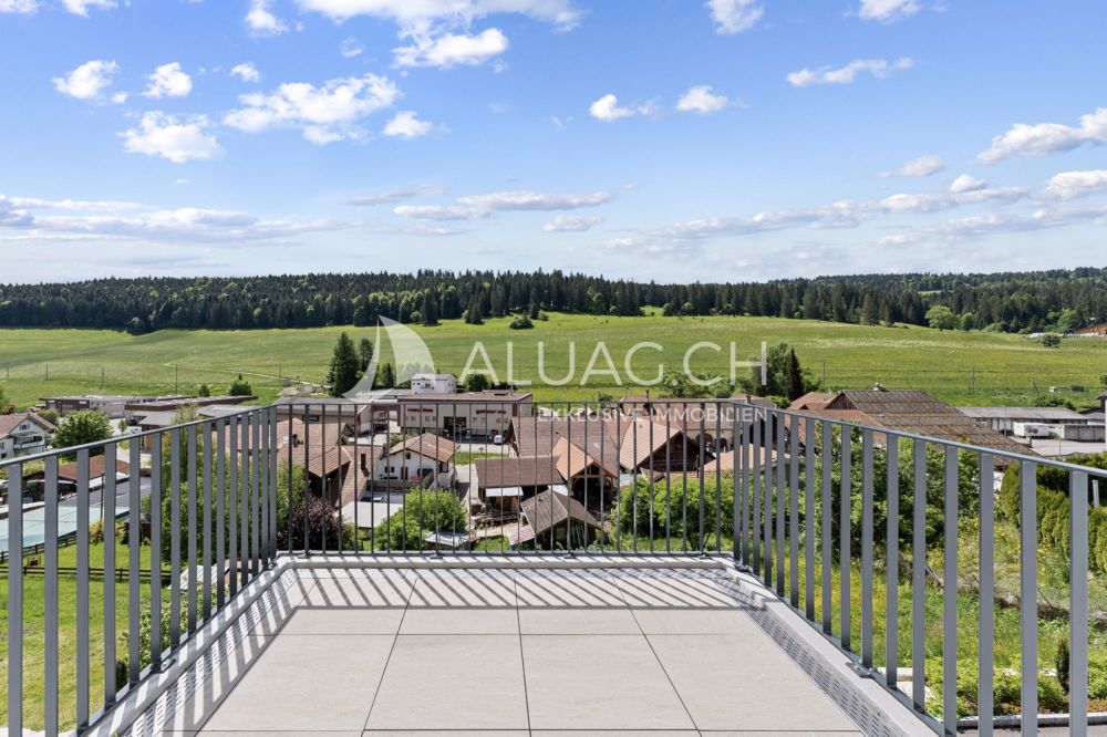 JURA LIVING - CHARMANTE 3.5 ZIMMERWOHUNG - Viel Platz zum Geniessen ideal für entspannte Stunden im Freien mit Blick ins Grüne