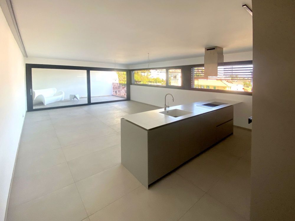 Neueste 2,5-Zimmer-Wohnung in mittlerem bis hohem Standard mit überdachter Terrasse - Bild 2