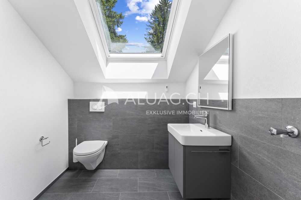 ELEGANTE 4.5 ZIMMER MIT NATURBLICK - Zweites Badezimmer mit zeitloser Gestaltung in stilvollen Grau- und Weisstönen