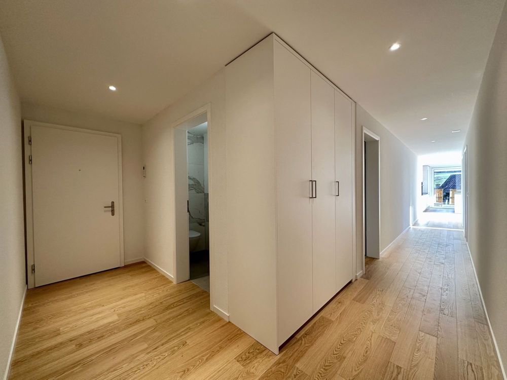 Appartement de haut standing, 3.5 pièces au rez avec jardin - Couloir avec armoires murales
