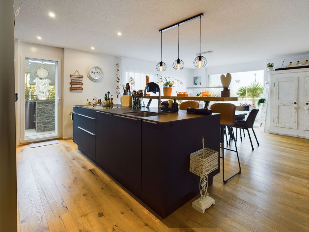 Neuwertige Attikawohnung mit 152 m² Terrasse, Privatlift und Whirlpool - Bild 4