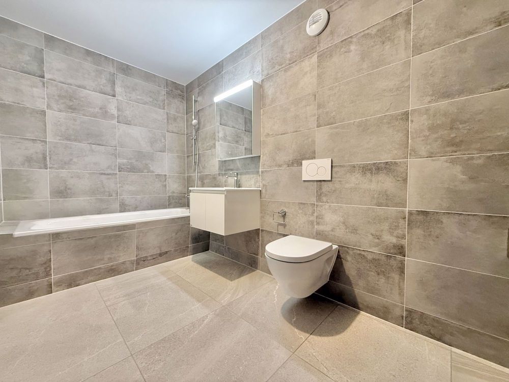 Superbe appartement neuf de 2.5 pièces avec terrasse et jardin privé - salle de bain avec branchement pour colonne de lavage