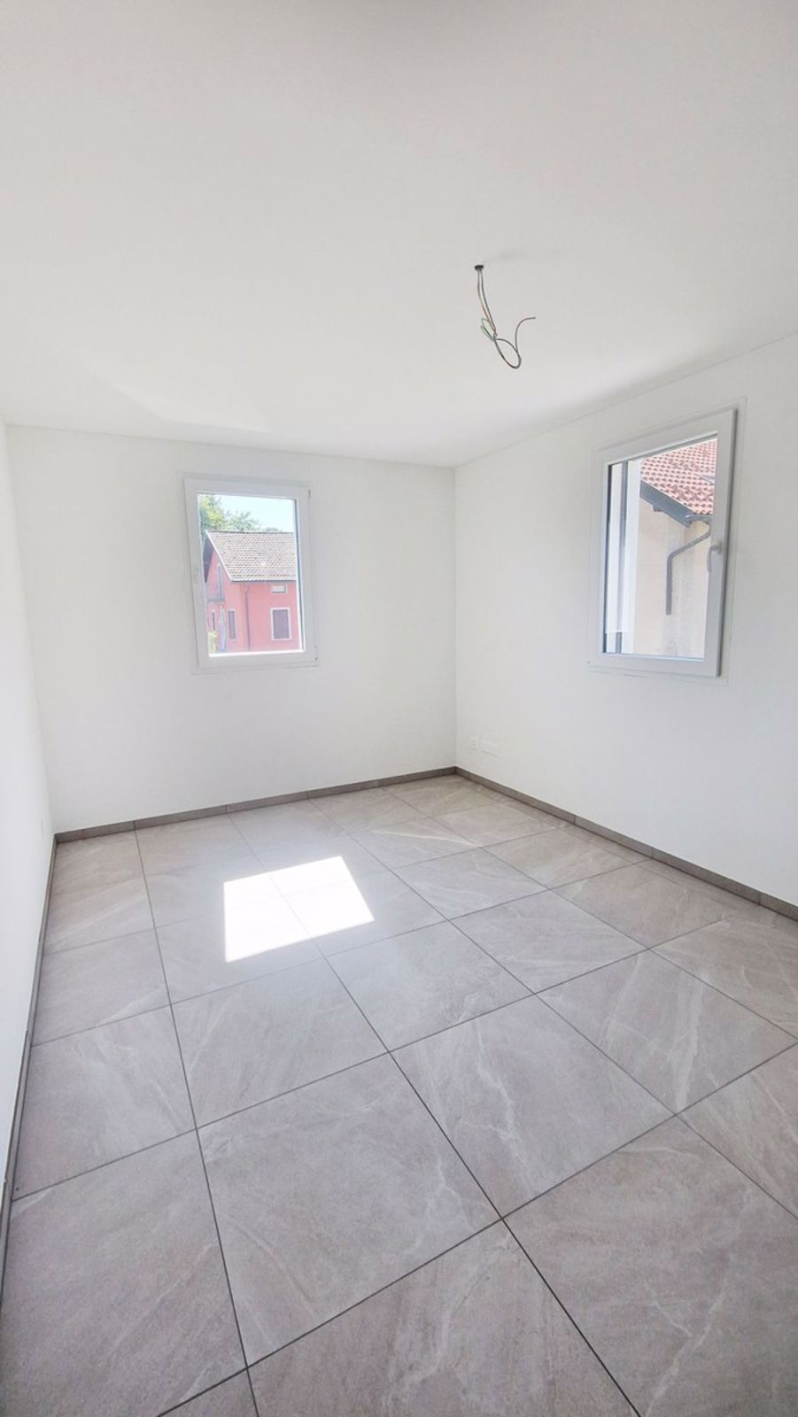 Neue 2,5-Zimmer-Wohnung mit überdachtem Balkon und freier Aussicht - Bild 5