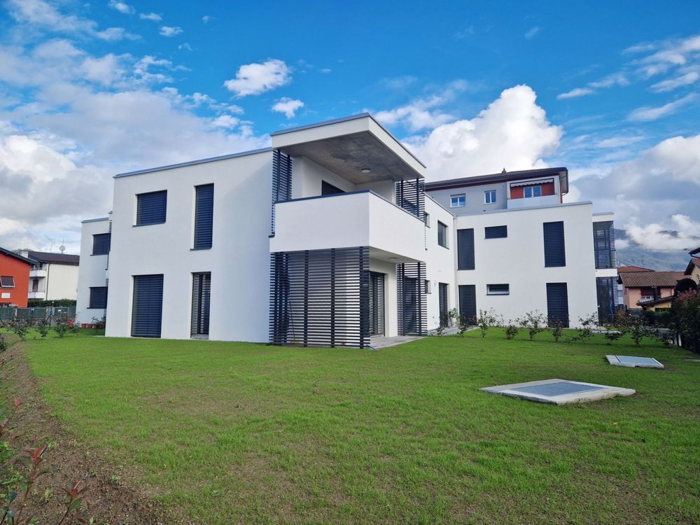 Neue moderne 3,5-Zimmer-Wohnung mit zwei überdachten Parkplätzen, sofort bezugsfertig. - Bild 1