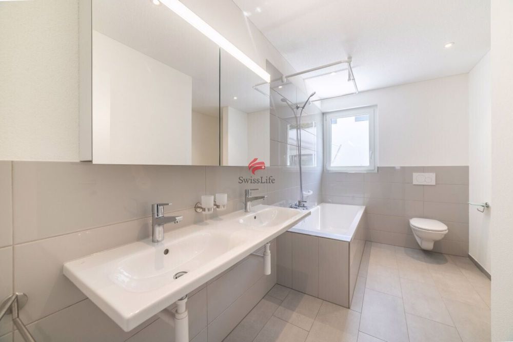 Modernes, helles Bijoux in familiärer Atmosphäre - Nasszelle mit Doppellavabo