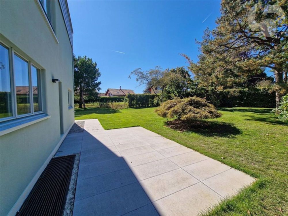 Herrliche Wohnung 3,5 Stück im Erdgeschoss einer Architektenvilla mit privatem Garten (Robotermäher, automatische Bewässerung) Station vor Ort. - Bild 2