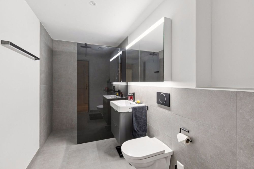 Neuwertige, lichtdurchflutete Wohnung - im Baurecht - Dusche/WC