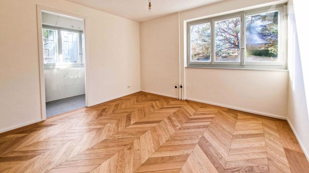 Prächtige 3,5-Zimmer-Wohnung im Erdgeschoss einer Architekten-Villa mit privatem Garten (Rasenmäher-Roboter, automatische Bewässerung) und Bahnhof LEB vor Ort. - Chambre 1 avec salle d'eau privative. Eléguant parquet chêne pose Point de Hongrie