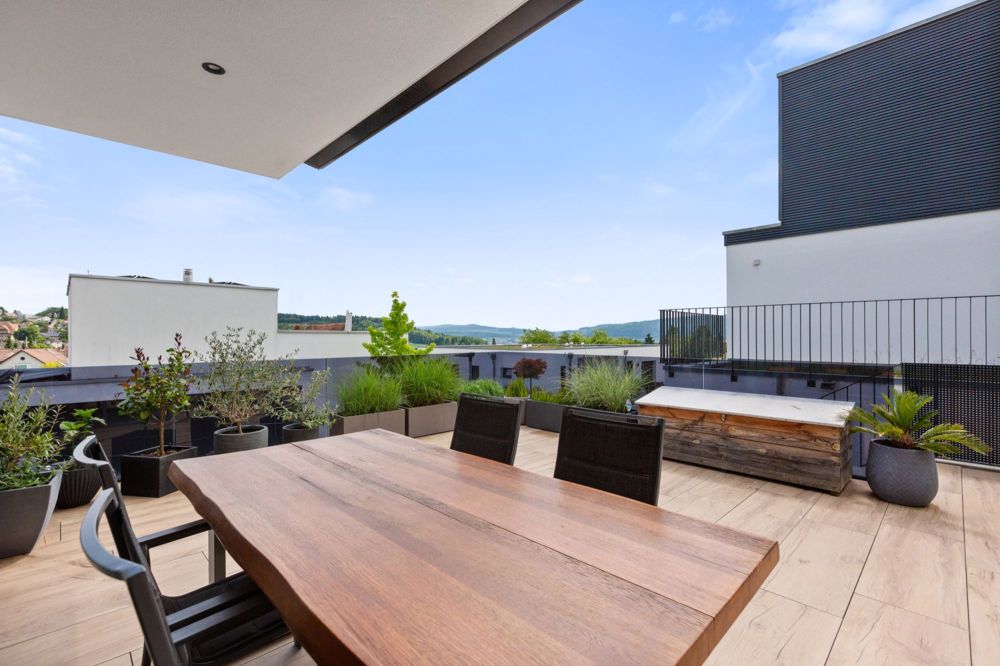 Exklusive Wohnperle mit atemberaubender Panoramasicht, vielseitigem Ra - Atemberaubende Terrassen mit wunderschöner Panoramasicht