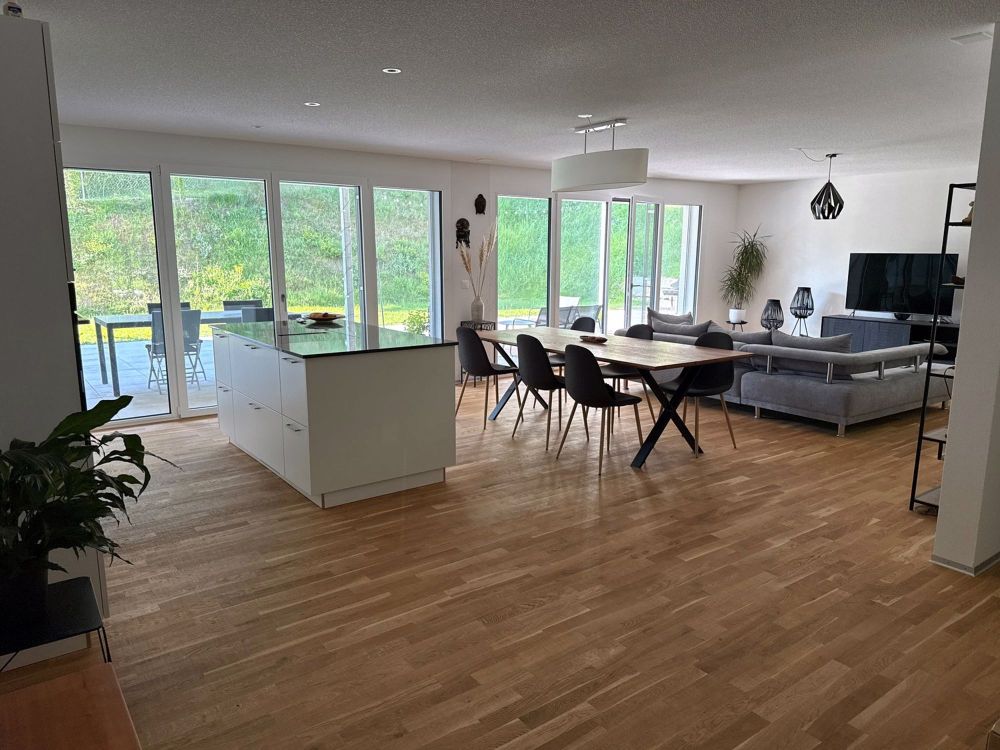 4.5-Zimmer-Gartenwohnung mit 100 m² Terrasse in Düdingen - Bild 2