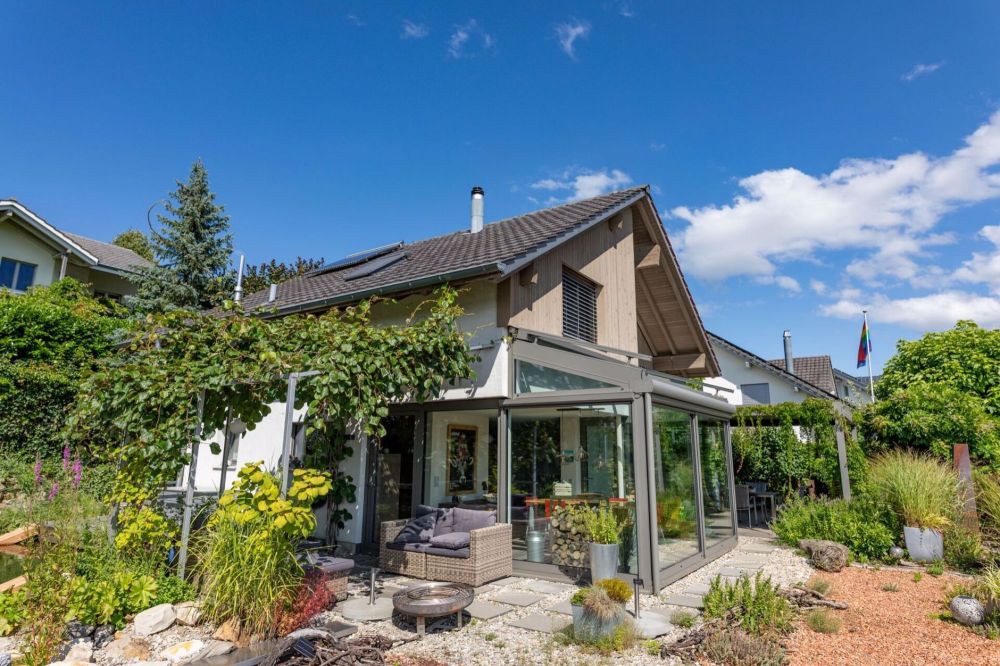 Charmante Liegenschaft mit Einliegerwohnung, Gartenparadies und Schwimmteich - Bild 3
