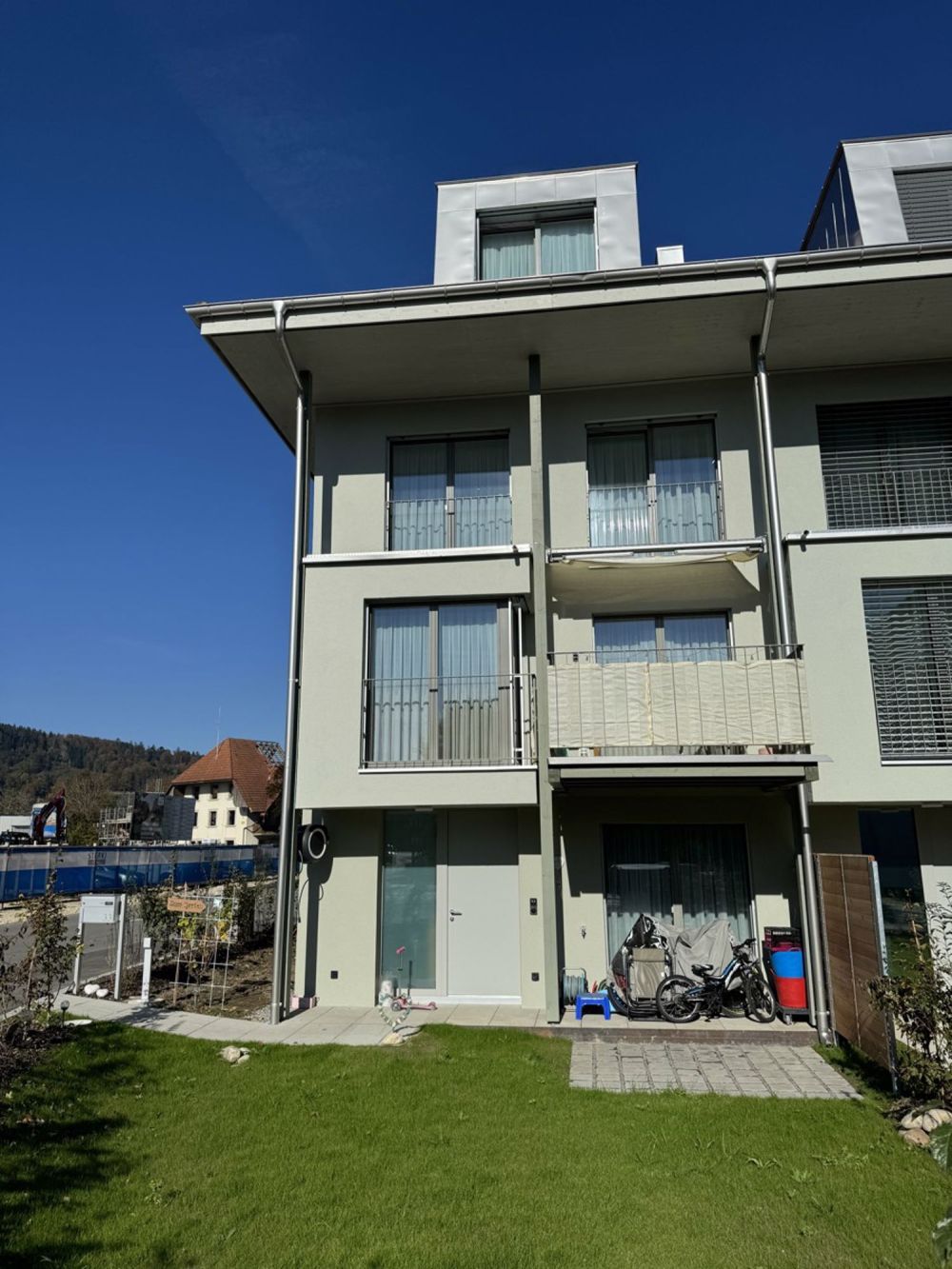 Sehr grosszügiges Haus mit 7.5 Zimmer und über 200m2 Nettowohnfläche - Aussen