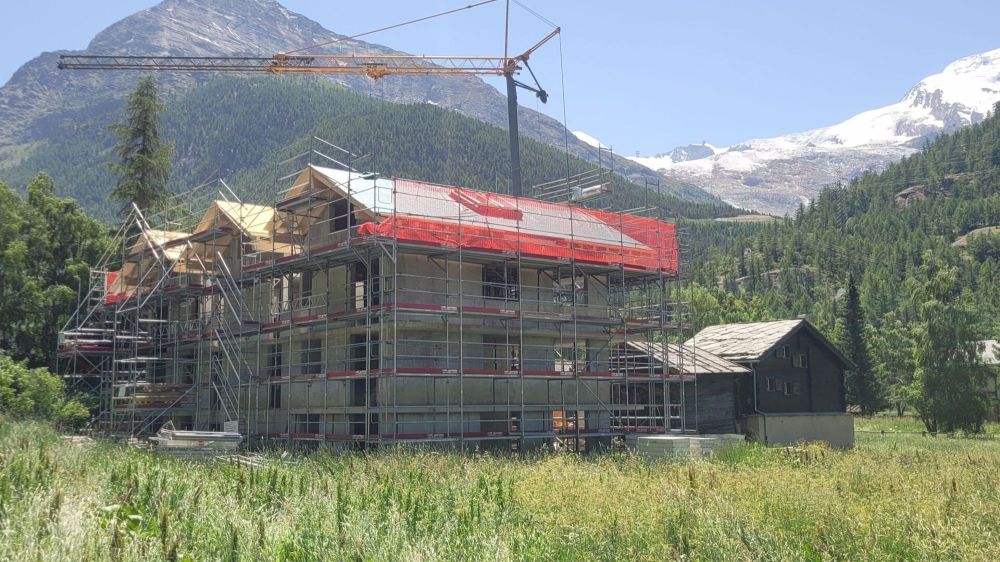 Snowfall Zen Lauinen Saas-Grund Neubau 2025 mit dem E-Skibus ohne Umsteigen zum Alpinexpress. Sichern Sie sich die letzte 4.5 Attikawohnung mit freier Sicht auf die Mischabelgruppe. Reserviert. - Bild 2